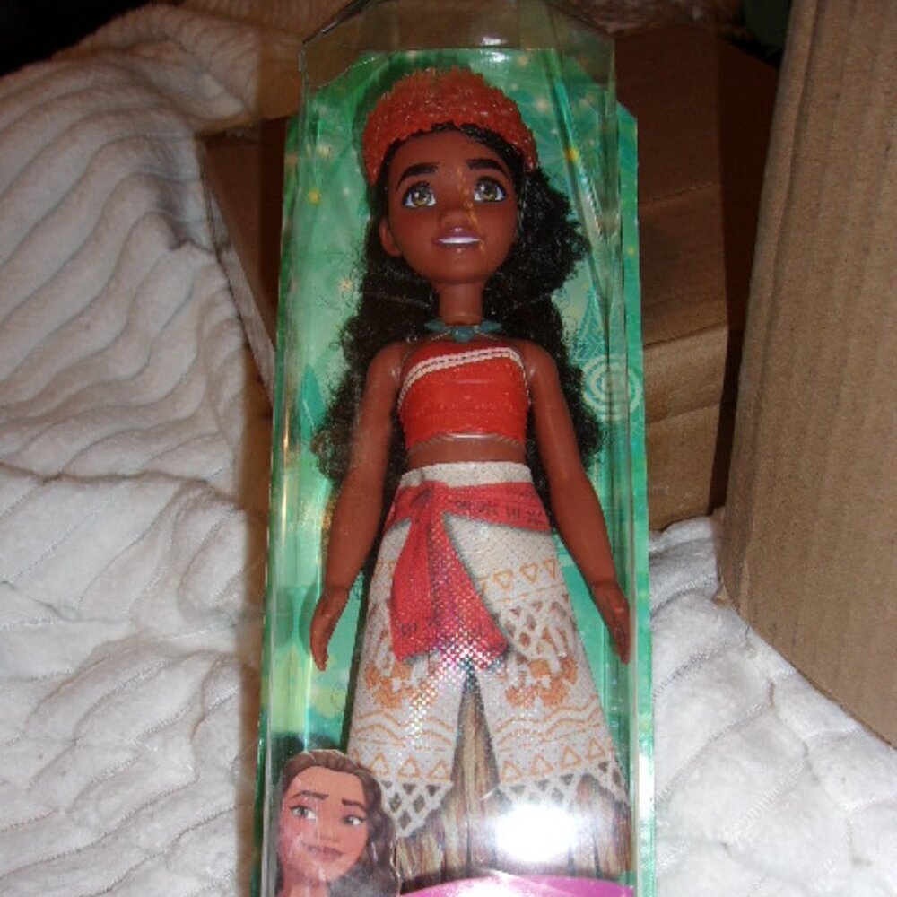 Disney Princess Moana Fashion Doll with Brown Hair New